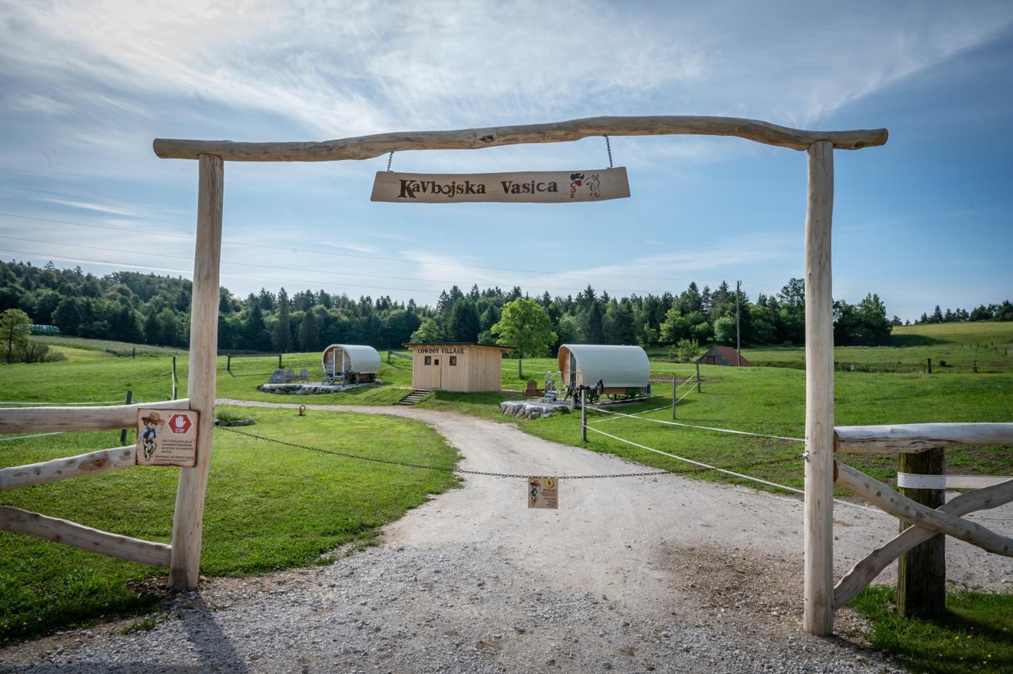 Cowboy'S Land Hotel Visnja Gora Екстериор снимка
